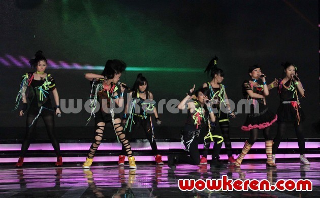 Gambar Foto Perfomance Cherry Belle di Grand Final Boy & Girl Band Indonesia