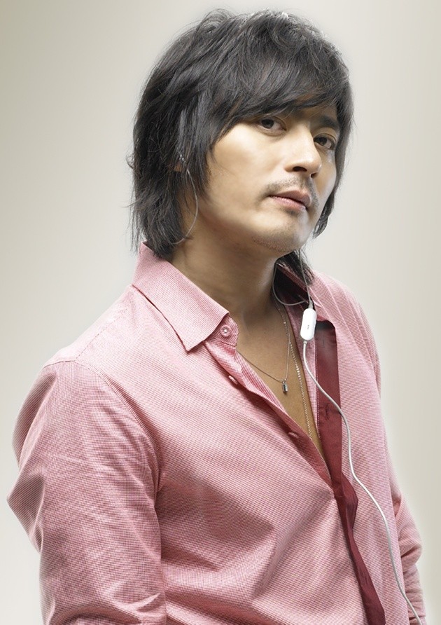 Gambar Foto Jang Dong Gun Terlihat Kalem dengan Kemeja Merah Muda