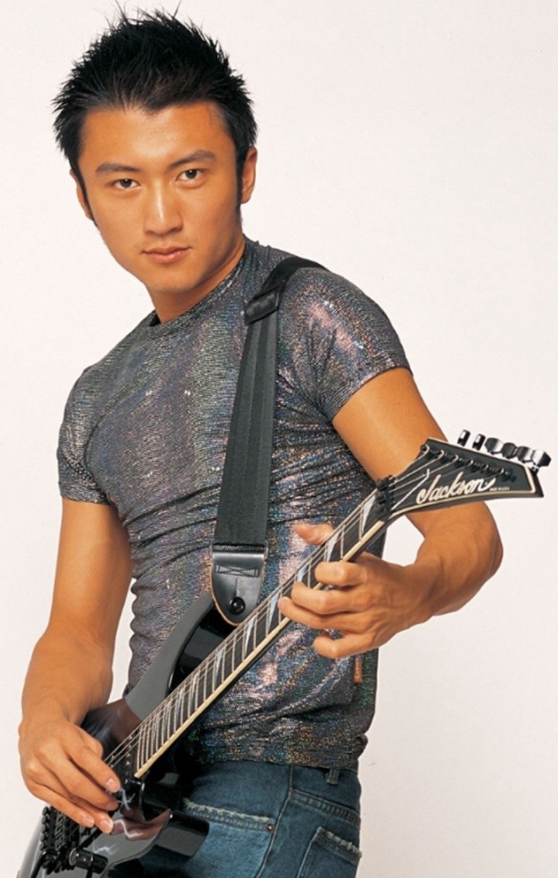 Gambar Foto Nicholas Tse Memainkan Gitar - Foto 2 dari 20