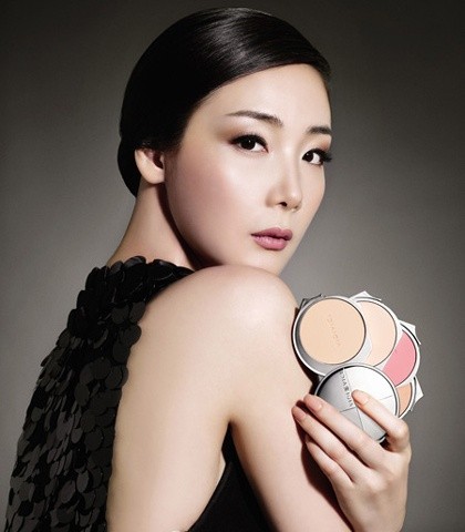 Gambar Foto Choi Ji Woo untuk Iklan Produk Kosmetik