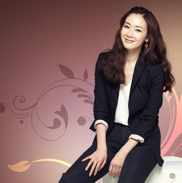 Foto Choi Ji Woo Tampak Cantik dengan Rambut Ikal - Foto 2 dari 27