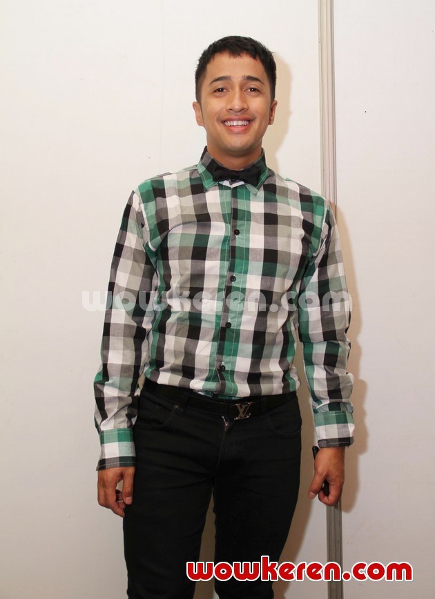 Gambar Foto Irfan Hakim Saat Ditemui di Studio Hanggar