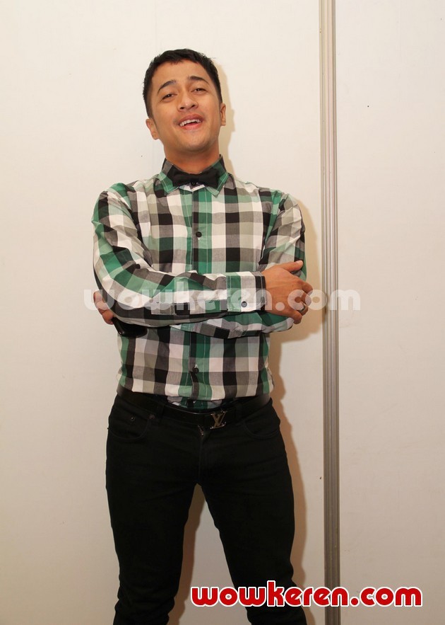 Gambar Foto Irfan Hakim Saat Ditemui di Studio Hanggar