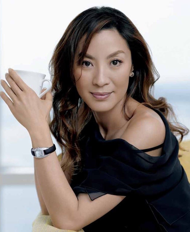 Gambar Foto Michelle Yeoh Tampil Santai dengan Aktifitasnya