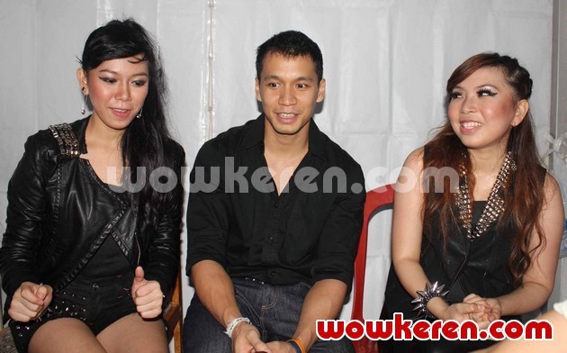 Gambar Foto Samuel Rizal Membintangi Video Klip dari Single Perdana Crystal Aqua 'Follow Me'