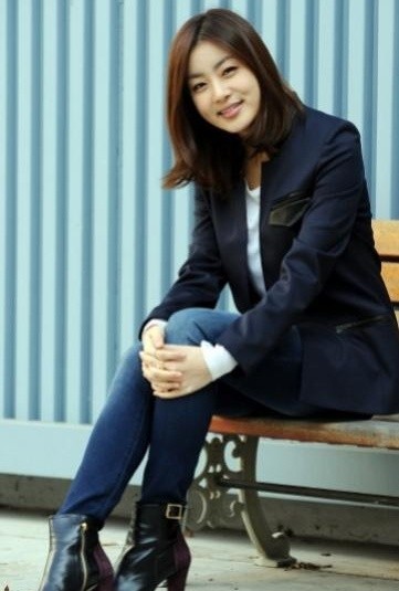 Gambar Foto Kang Sora Bergaya di Depan Kamera
