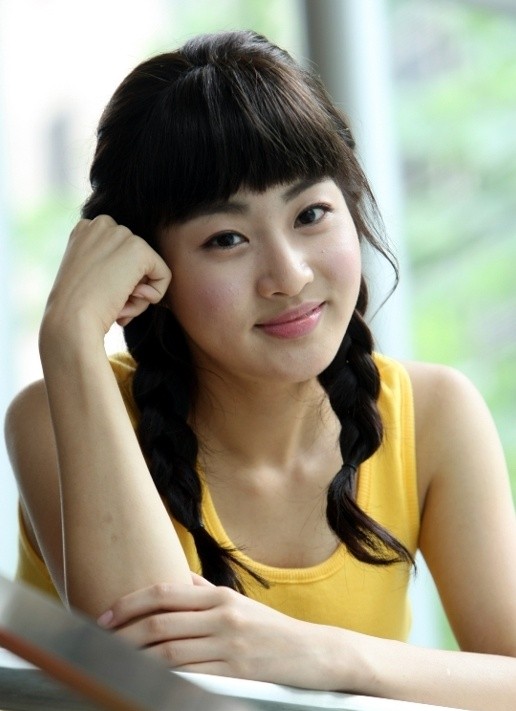 Gambar Foto Kang Sora Tampak Imut dengan Rambut Kepangnya