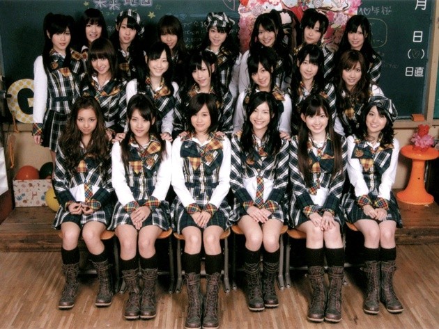 Gambar Foto AKB48 Pemotretan di Ruang Kelas