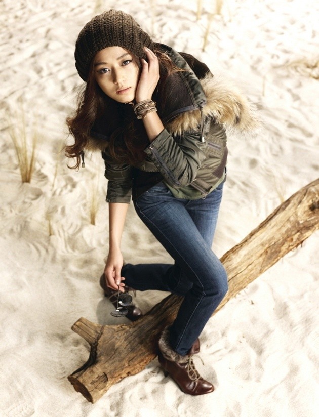 Gambar Foto Jun Ji Hyun Menjadi Model Fashion Celana Jeans