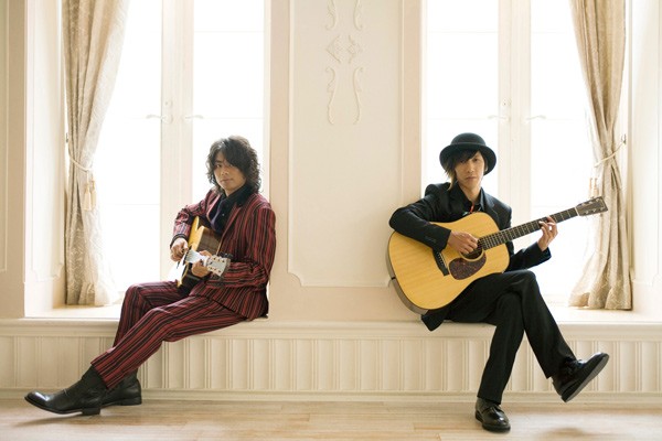 Gambar Foto Depapepe Saat Beraksi dengan Gitarnya