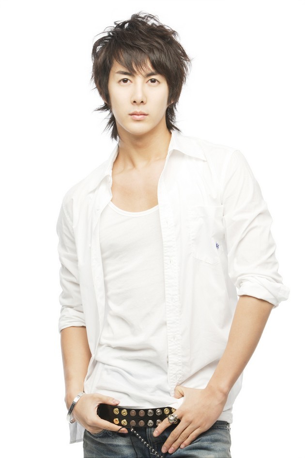 Gambar Foto Kim Hyung Jun Tampil Elegan dengan Jas Hitam Foto 2 dari 8
