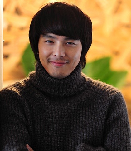 Gambar Foto Park Yong Ha Terlihat Kalem dengan Sweater Coklat