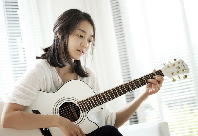 Gambar Foto Shin Min A Beraksi dengan Memainkan Gitar