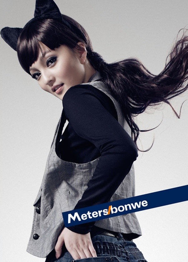 Gambar Foto Angela Zhang untuk Iklan Celana Jeans
