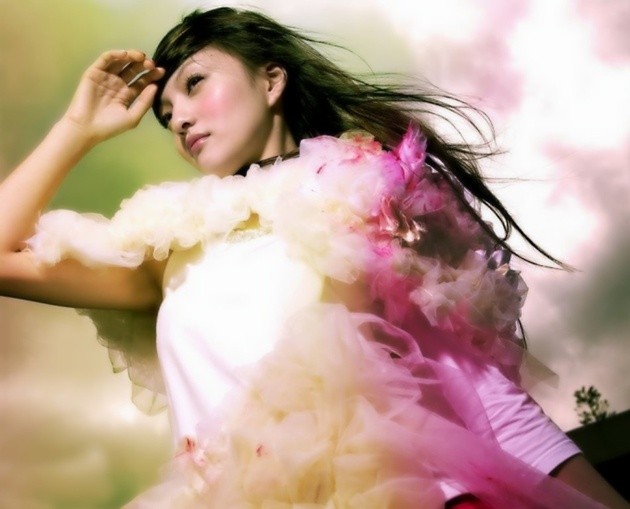 Gambar Foto Angela Zhang di Pemotretan Berkonsep Pelangi