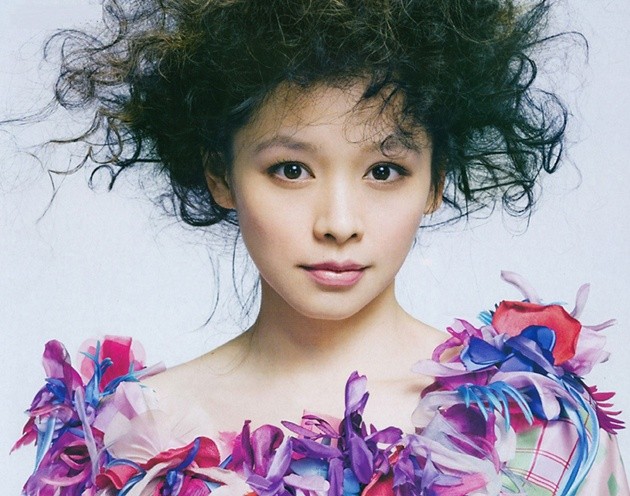 Gambar Foto Vivian Hsu Bergaya dengan Rambut Curly