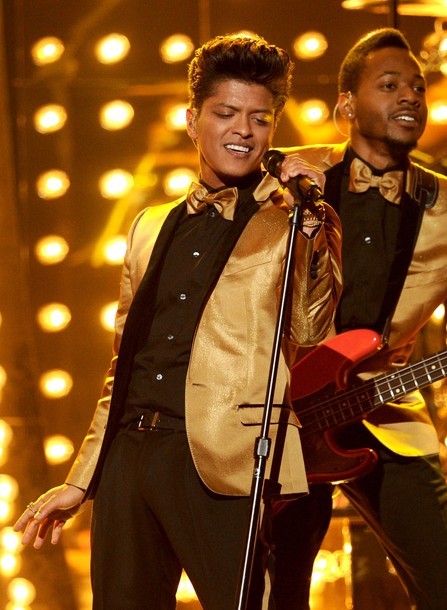 Gambar Foto Aksi Panggung Bruno Mars di Grammy Awards 2012