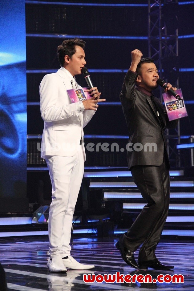 Gambar Foto Andhika dan Ruben Menjadi Host di Grand Final Boy & Girl Band Indonesia