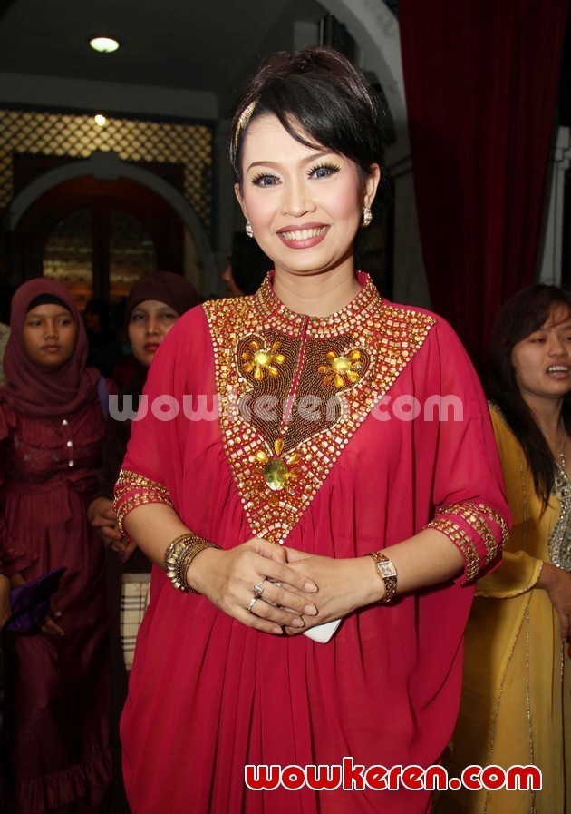 Gambar Foto Ratna Listy di Resepsi Pernikahan Ustadz Solmed dan April Jasmine