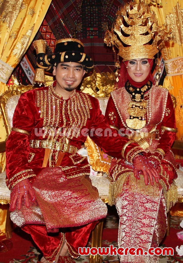 Gambar Foto Resepsi Pernikahan Ustadz Solmed dan April Jasmine
