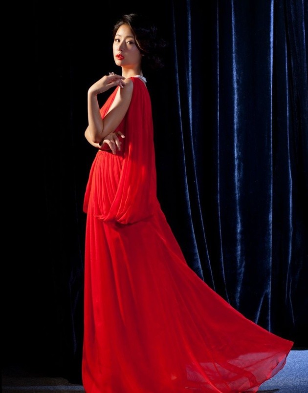 Gambar Foto Ruby Lin Terlihat Cantik dengan Gaun Merah