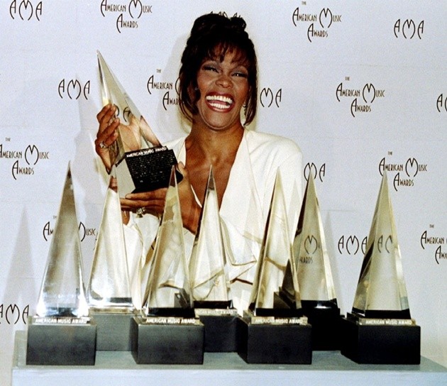 Gambar Foto Whitney Houston Memenangkan Delapan Penghargaan