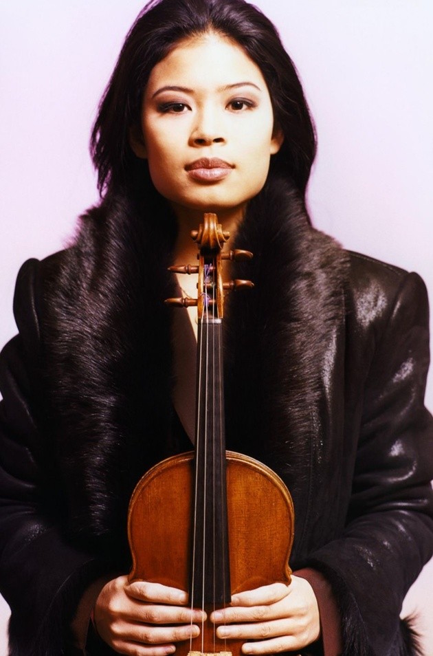 Foto Vanessa Mae Beraksi untuk "The Red Hot Tour" Foto 2 dari 20