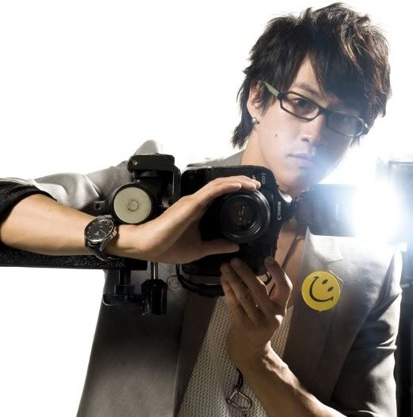 Gambar Foto Peter Ho Bergaya Ala Fotografer