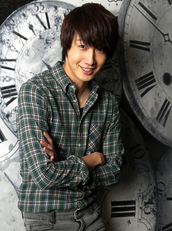 Gambar Foto Jung Il Woo Tampil Casual di Depan Kamera