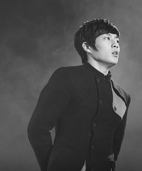 Gambar Foto Yoon Doo Joon di Pemotretan Berkonsep Hitam Putih