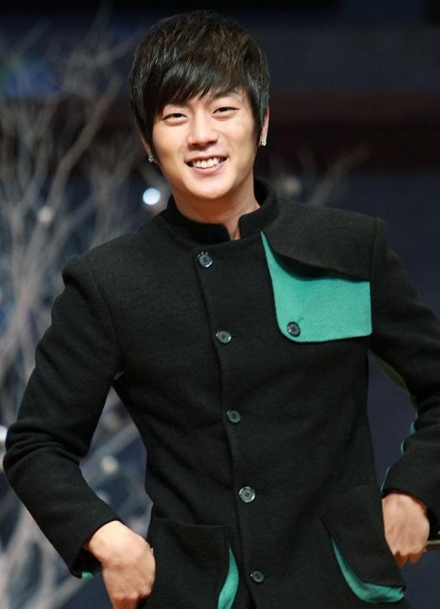 Gambar Foto Yoon Doo Joon Tampil Ceria di Depan Kamera