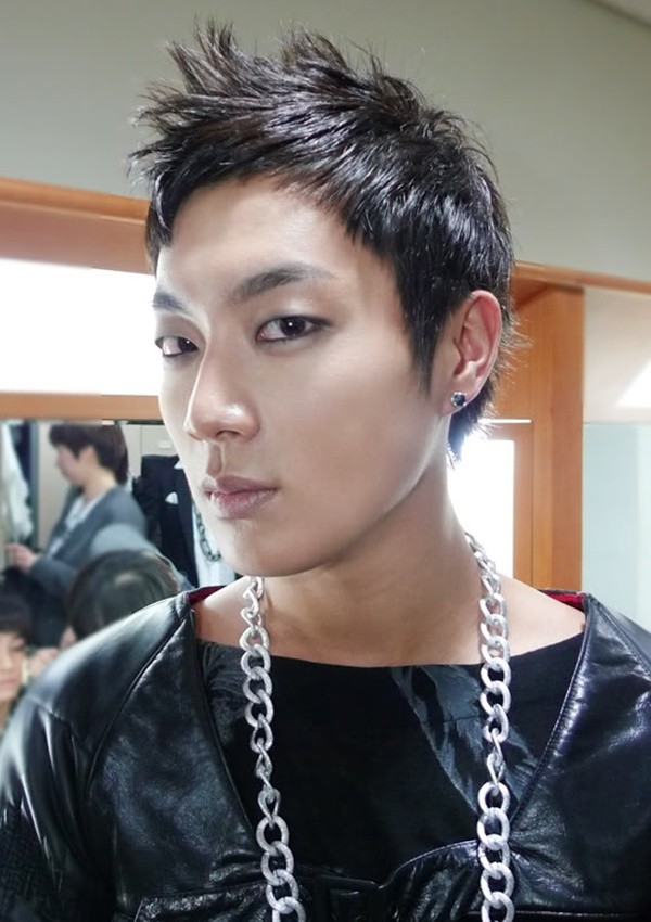 Gambar Foto Yoon Doo Joon Berpose Sebelum Manggung