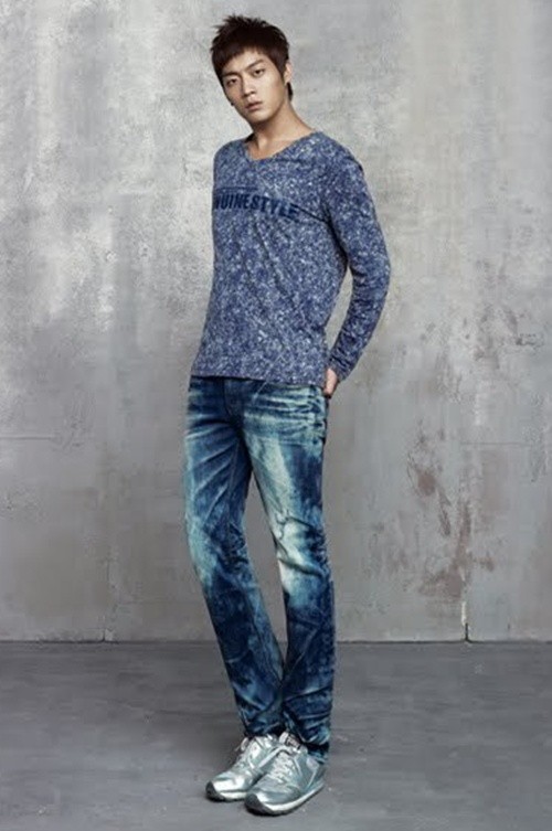 Gambar Foto Yoon Doo Joon Menjadi Ikon Fashion
