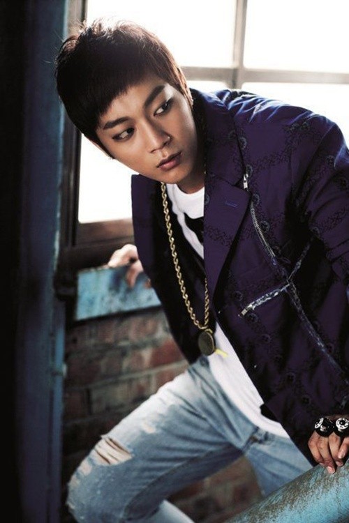 Gambar Foto Yoon Doo Joon Pemotretan untuk Sebuah Majalah