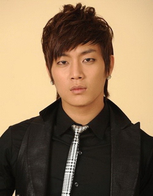 Gambar Foto Yoon Doo Joon Tampil Cuek di Depan Kamera