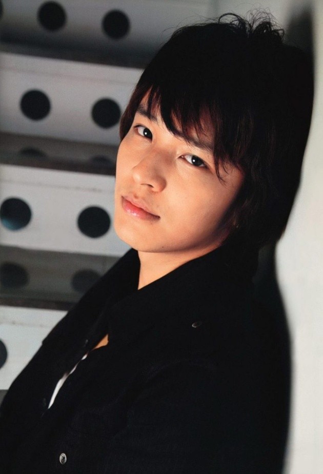 Foto Kim Jeong Hoon Tampil Menarik dengan Setelan Jas - Foto 2 dari 20