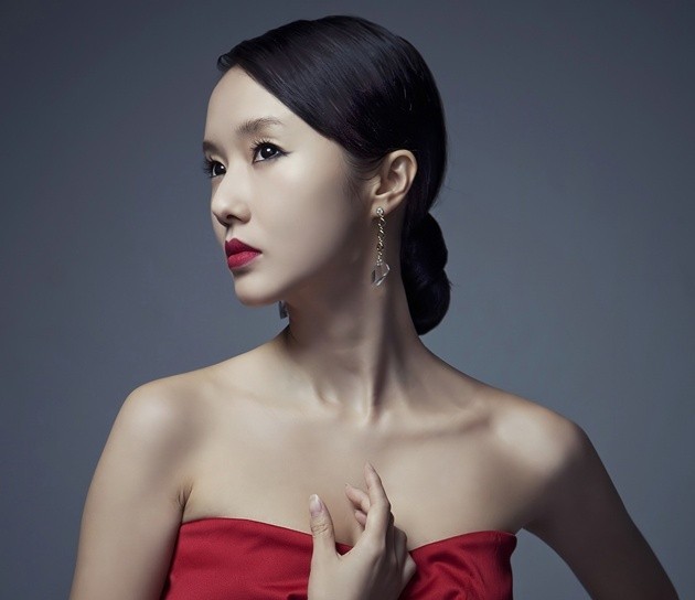 Gambar Foto Lee Jung Hyun Tampil Elegant dengan Gaun Merah