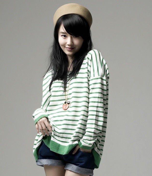 Gambar Foto Lee Jung Hyun Tampil Santai dengan Kaos List Hijau
