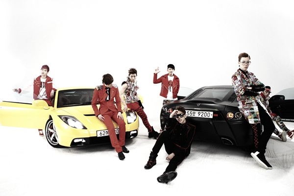 Gambar Foto Block B Tampil Keren dengan Mobil Sport