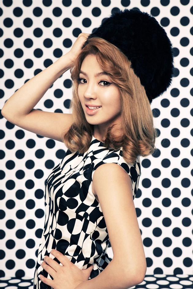 Gambar Foto Hyoyeon dalam Berbagai Pose untuk Pemotretan