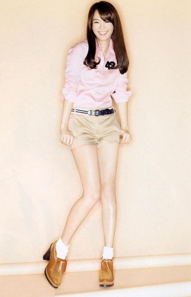 Gambar Foto Hyoyeon dalam Berbagai Pose untuk Pemotretan