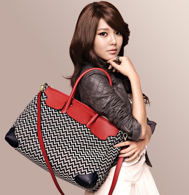 Gambar Foto Sooyoung Menjadi Model Fashion Produk Tas