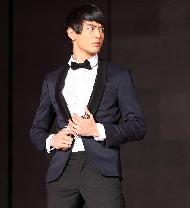 Gambar Foto Minho Bermain di 