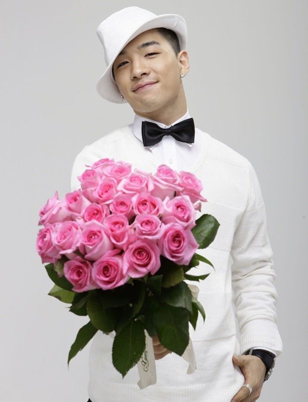 Gambar Foto Taeyang Tampil Romantis dengan Bunga Mawar