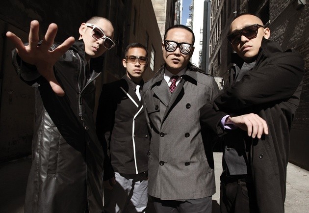 Gambar Foto Far East Movement Tampil Menarik dengan Setelan Jas