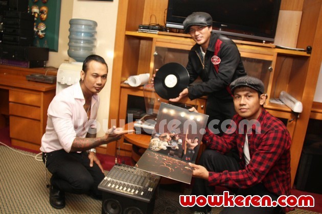 Gambar Foto Superman Is Dead Saat Ditemui di Kantor Sony Music