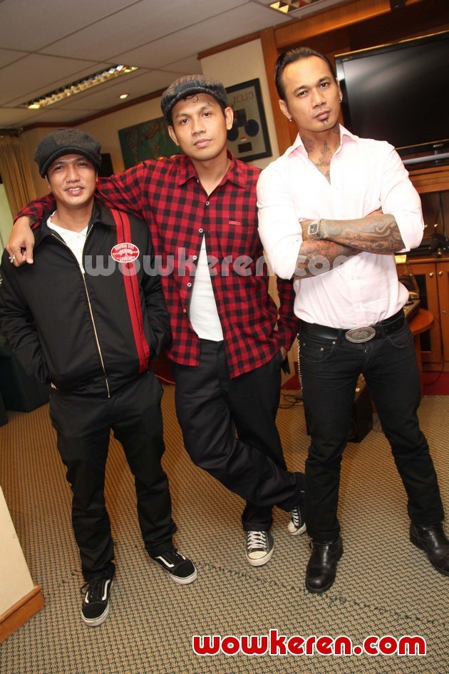 Gambar Foto Superman Is Dead Saat Ditemui di Kantor Sony Music