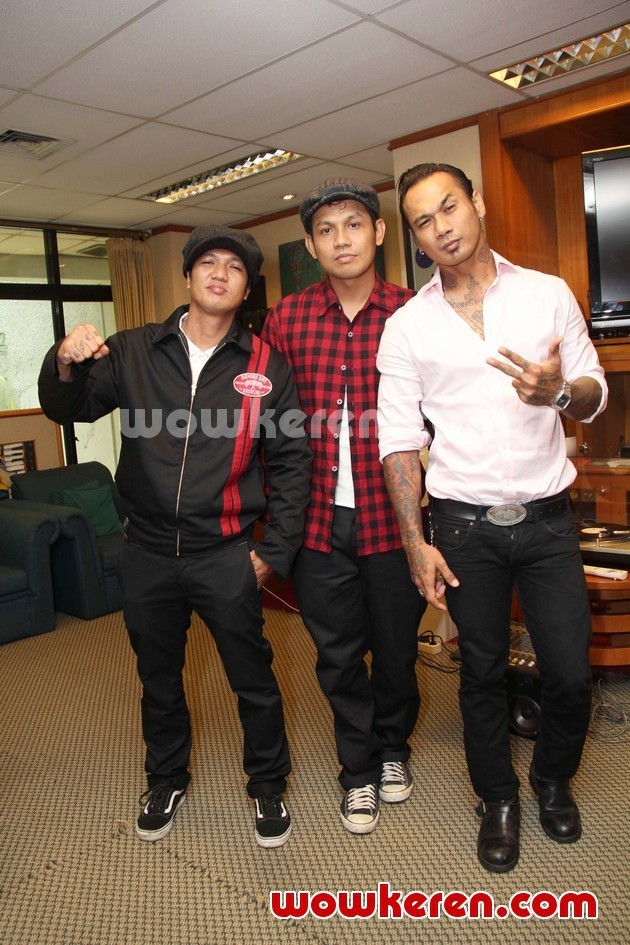 Gambar Foto Superman Is Dead Saat Ditemui di Kantor Sony Music