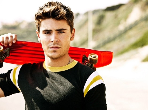 Gambar Foto Zac Efron Lagi Asik Main Skateboard