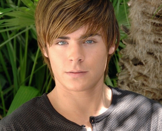 Gambar Foto Zac Efron Bermain di 